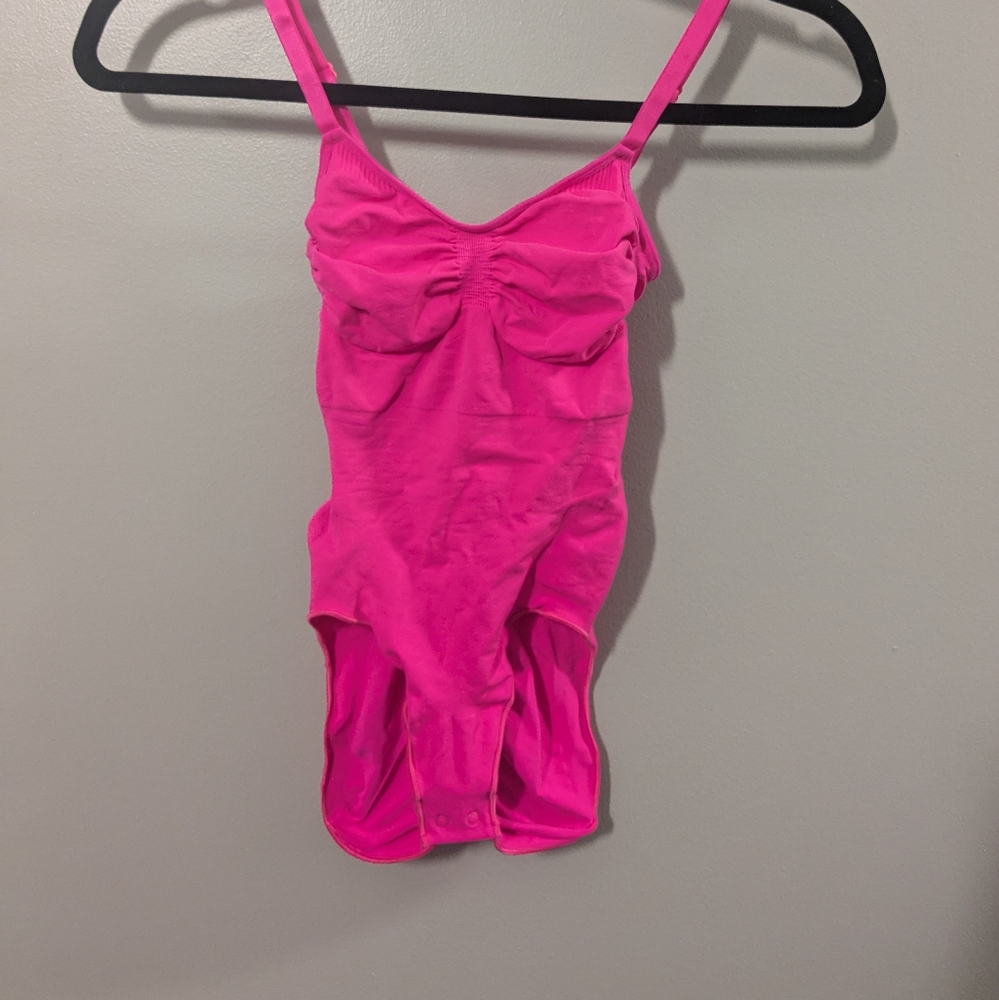 Skims seamless sculpt bodysuit pink Small